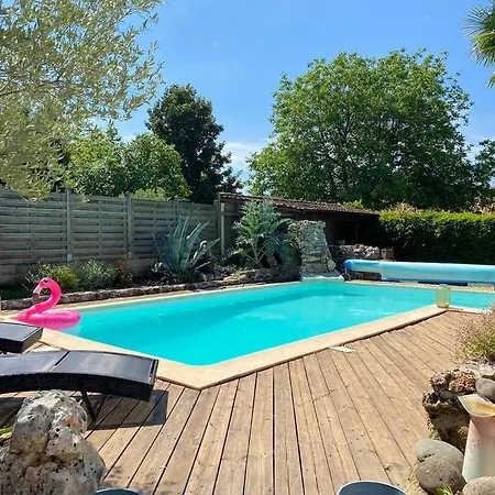 Casa de Férias Maison De Avec Piscine Et Jacuzzi *