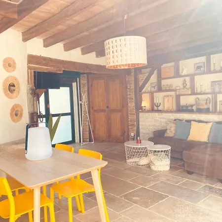 Casa de Férias Maison De Avec Piscine Et Jacuzzi
